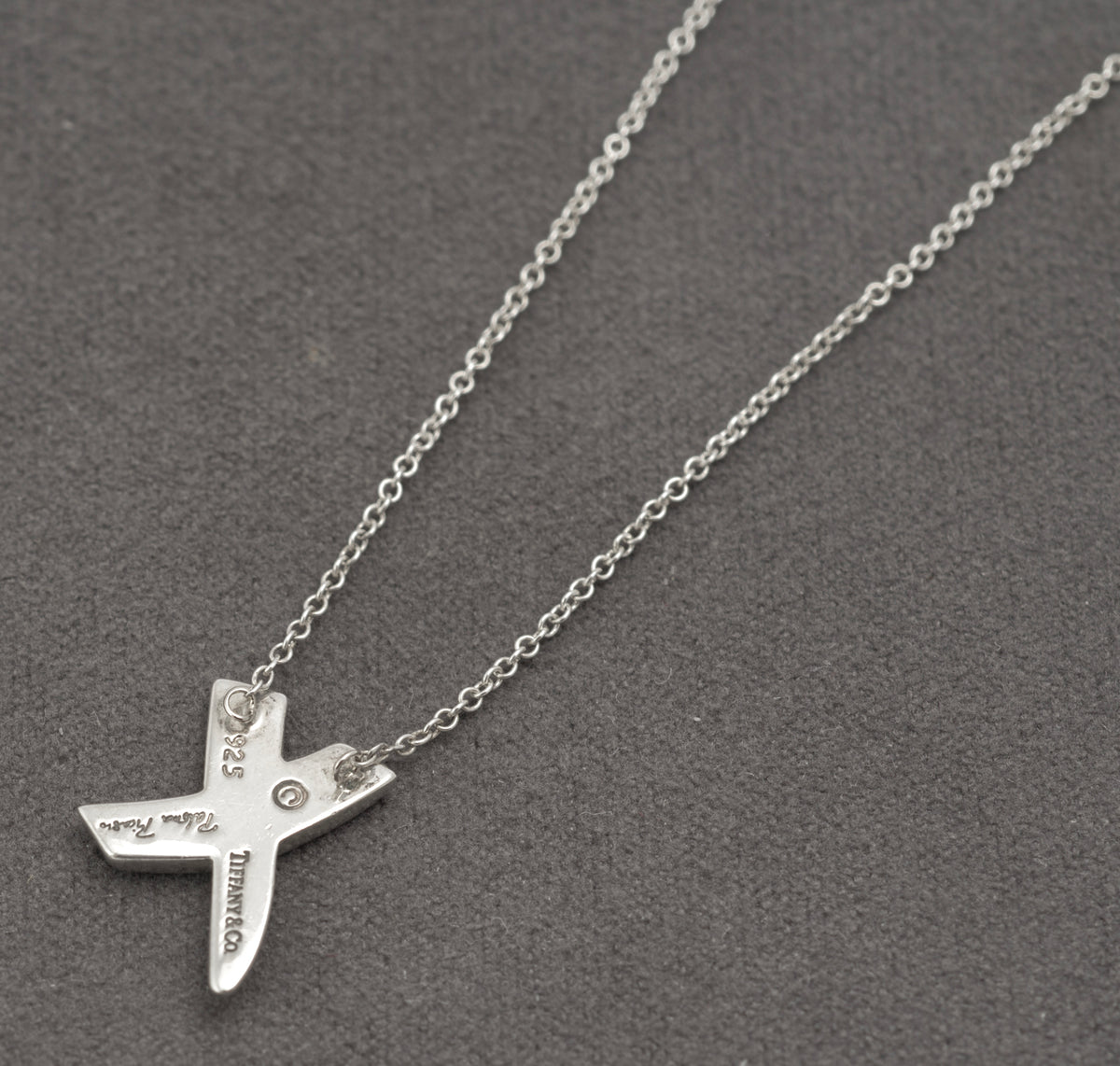 Tiffany & Co Paloma Picasso sterling silver Graffiti Kiss pendant on fine trace chain - C3111