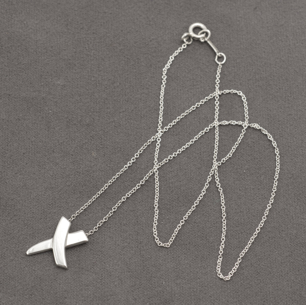 Tiffany & Co Paloma Picasso silver Graffiti Kiss pendant necklace - C3111 view 8