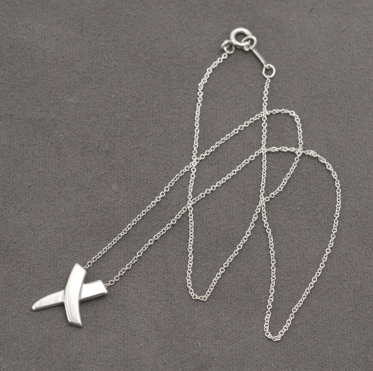 Tiffany & Co Paloma Picasso silver Graffiti Kiss pendant necklace - C3111 view 8