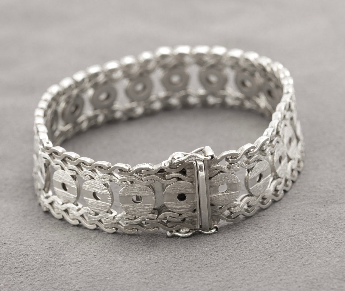 Vintage 1970s sterling silver articulated bracelet with textured discs, London 1974 - C3114 view 8