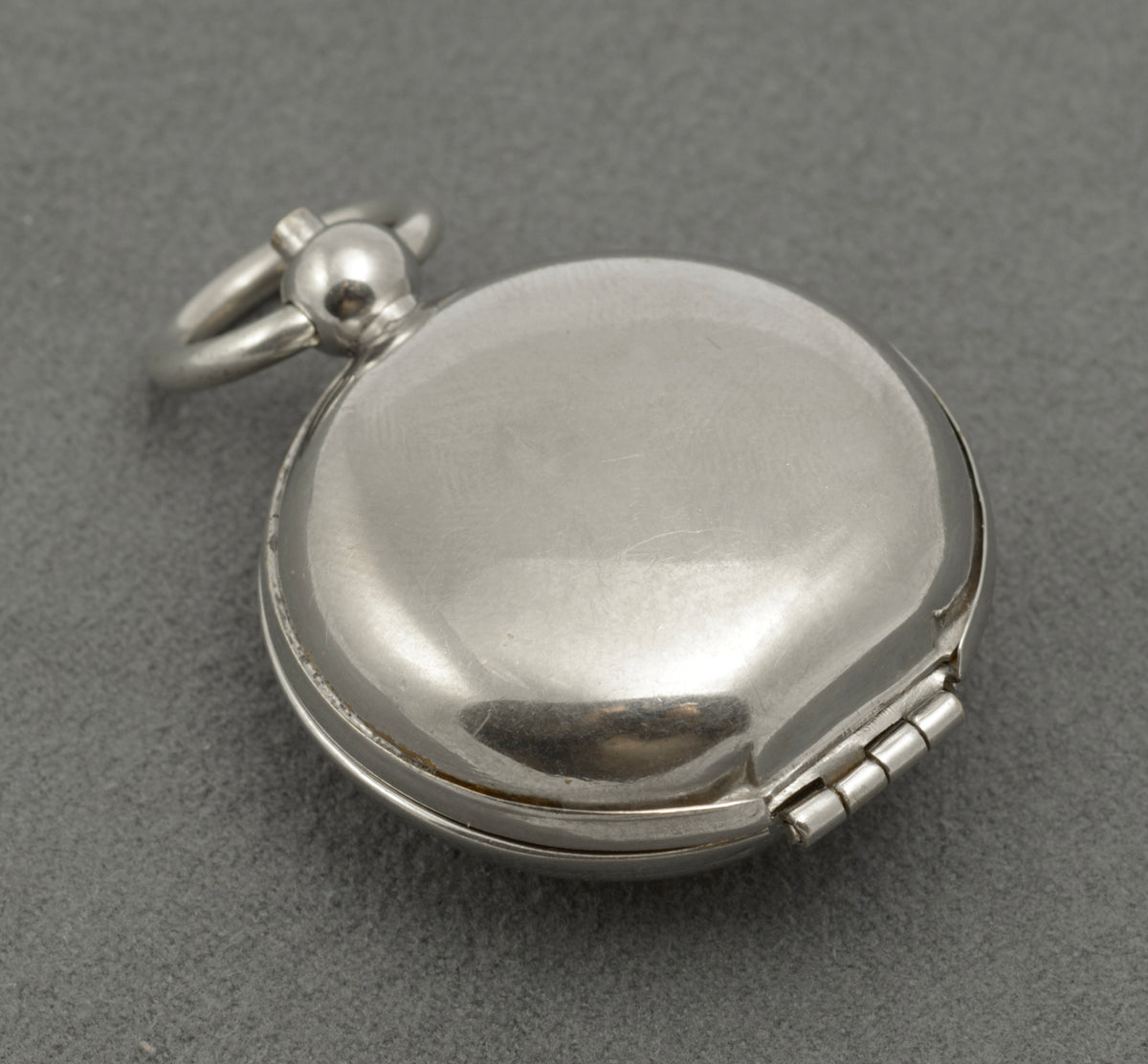 Plain polished reverse of the closed nickel plated sovereign holder