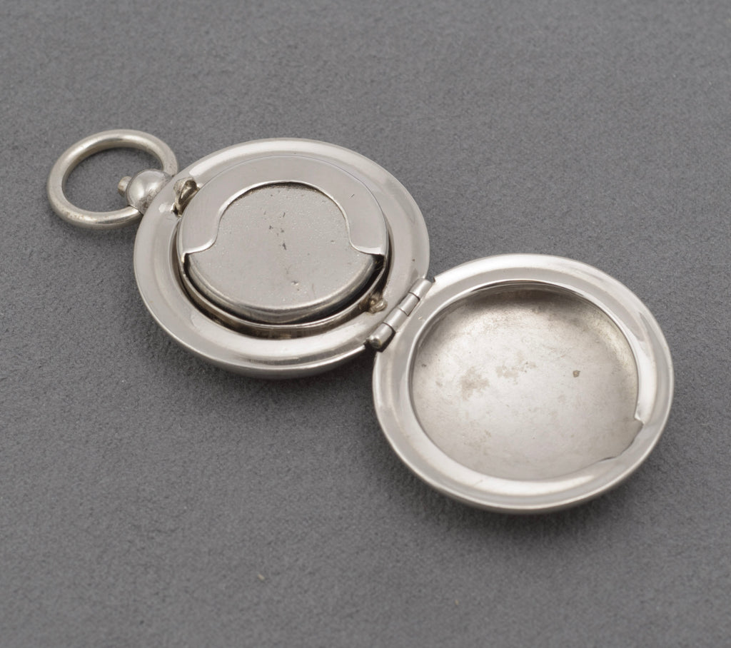 Closed circular sovereign holder with a smooth nickel plated cover