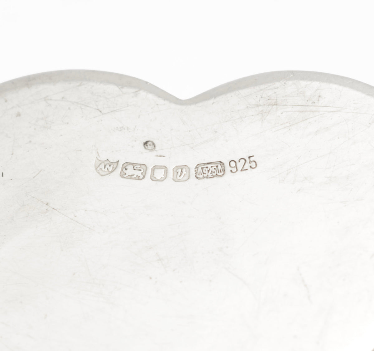 Close view of the Ari D Norman maker's mark, London hallmarks and 925 marks on the base
