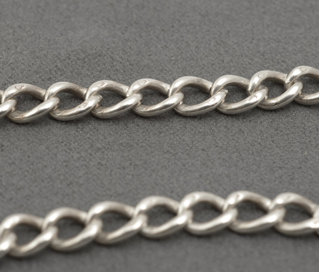Close view of silver marks on the two swivel dog clips