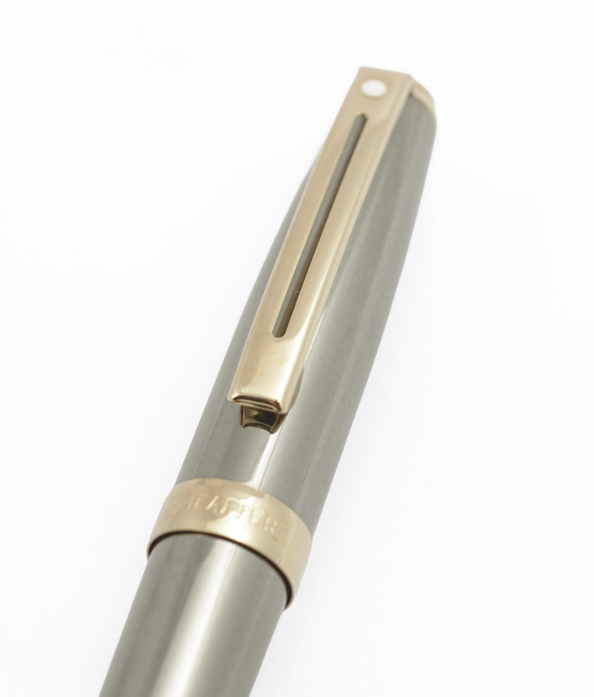 Close view of Sheaffer Prelude clip with white dot and gold plated centre band