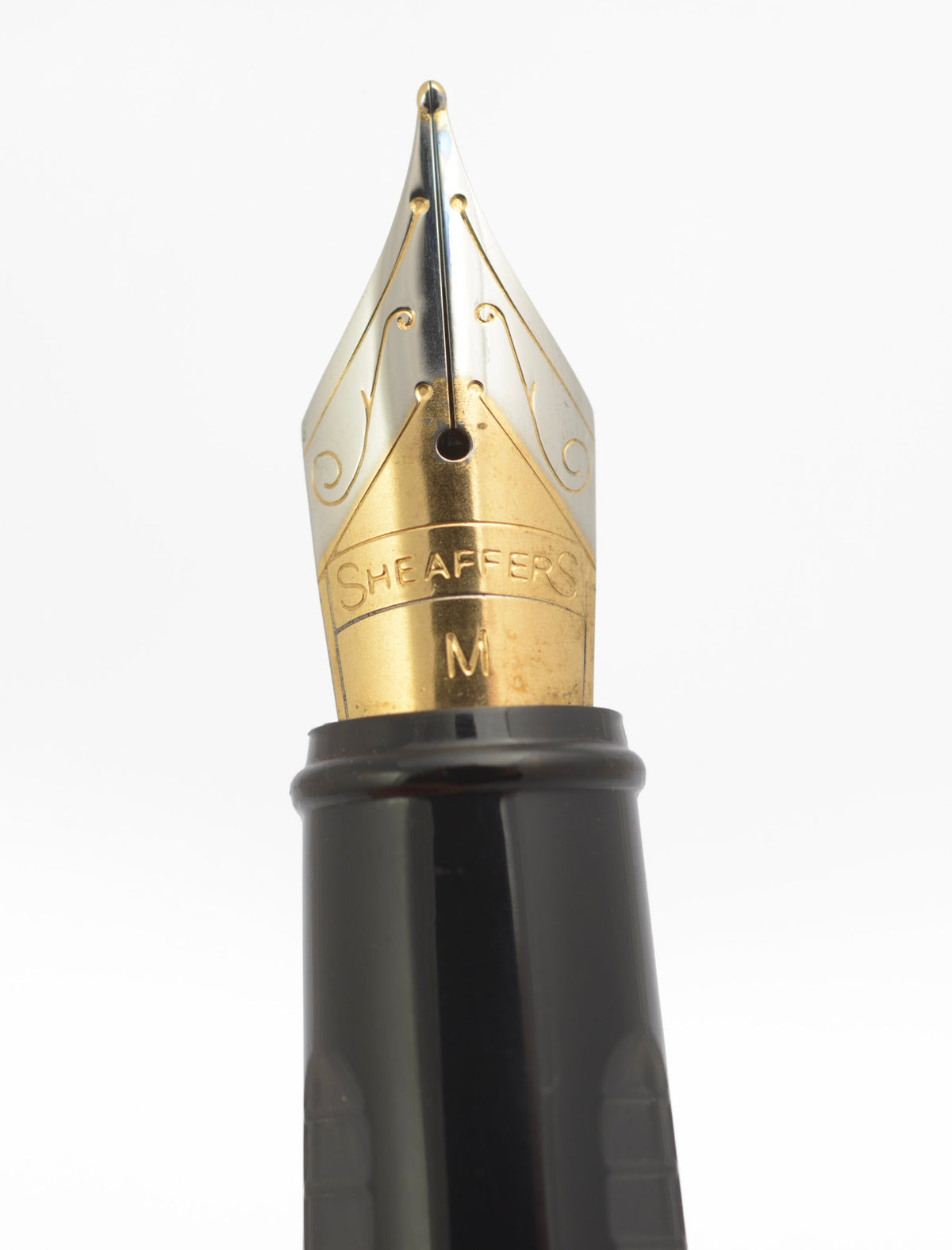 Two tone Sheaffer medium nib showing SHEAFFER’S branding and M marking