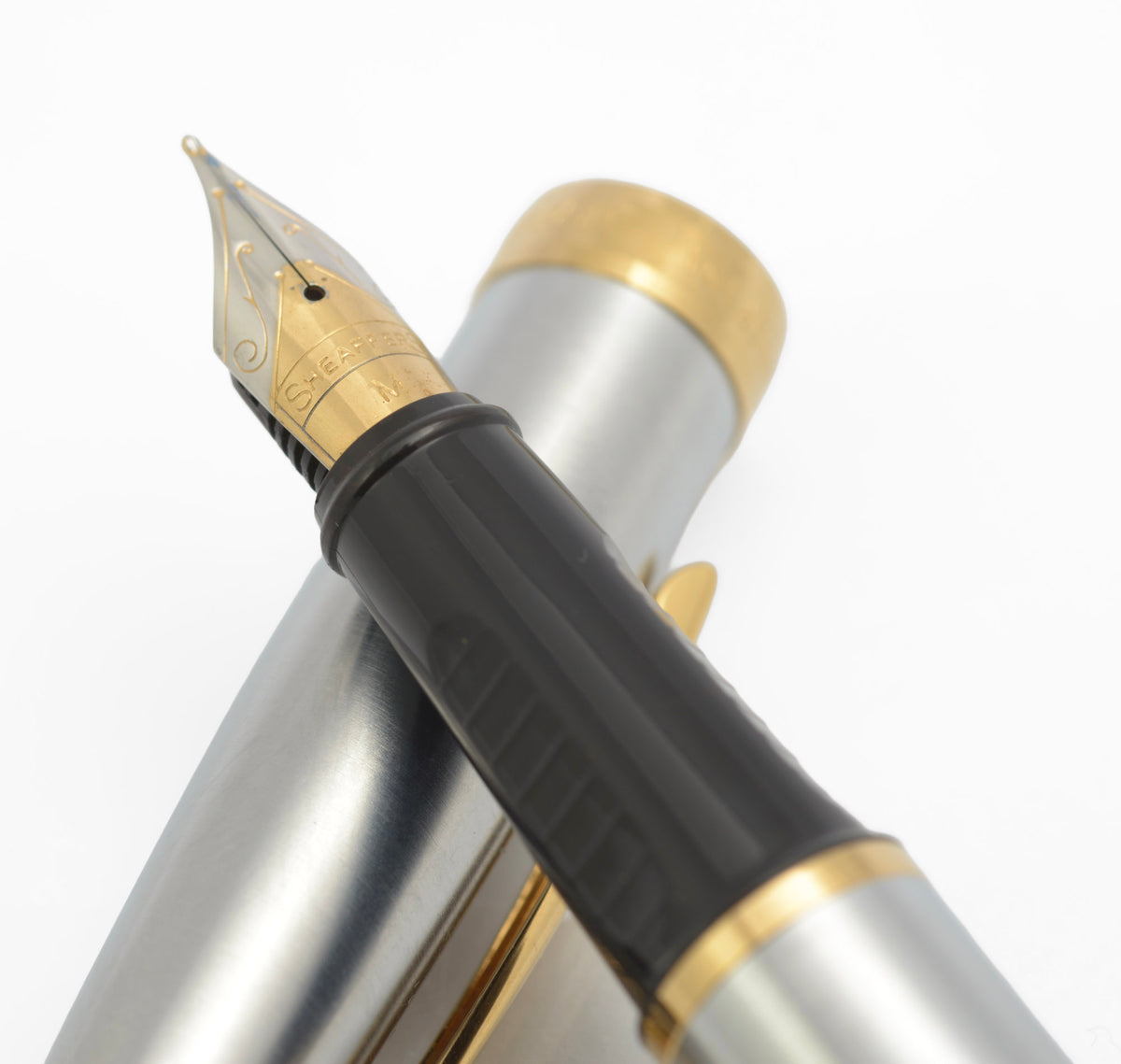 Close view of the two tone nib and black grip on the Sheaffer Prelude