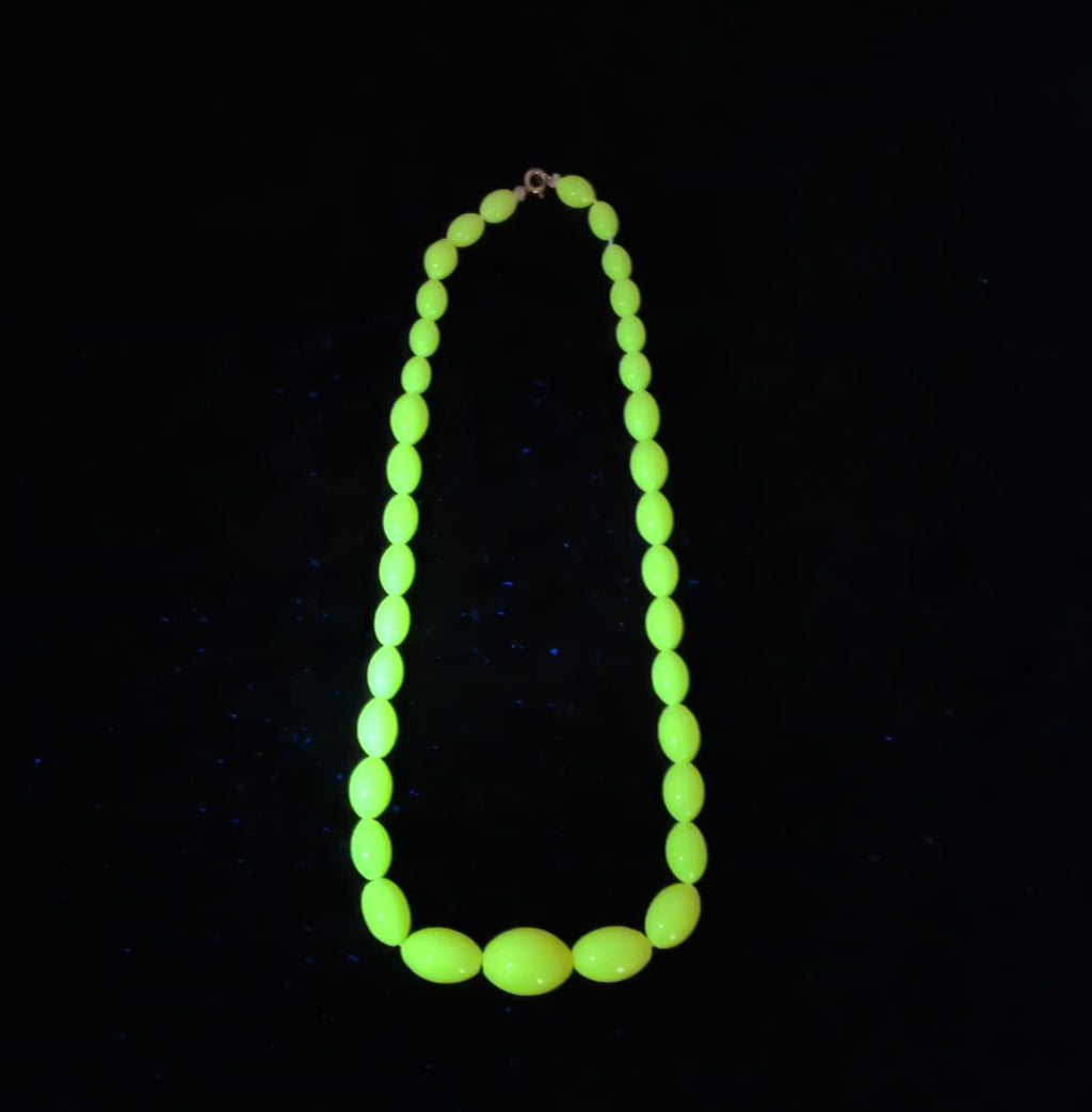 Art Deco Uranium Glass Bead Necklace - Vaseline Glass - Graduating Oval Beads - 44cm - C3042