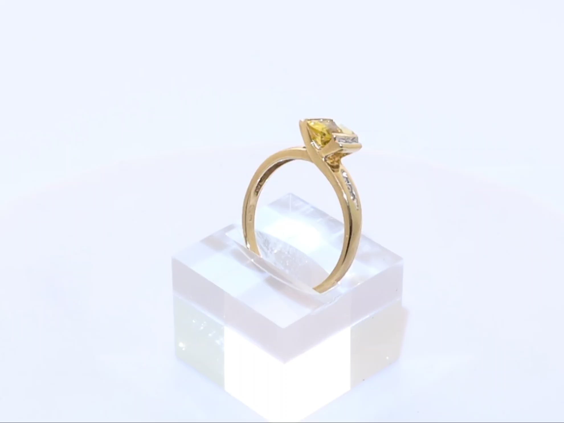 9ct Gold Ring With Natural Lemon Yellow Citrine Gemstone & Diamond Sides Size V (C2924)