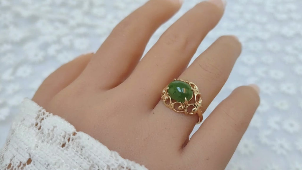 Vintage 9ct Gold Jade Gemstone Ring Green Oval Cabochon c1990 UK Size N (A1356)