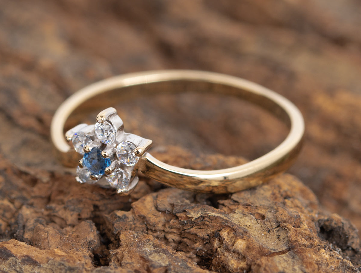 9ct Gold Blue Topaz & Crystal Ring With Chevron Band Dainty Flower Design (Code A1090)