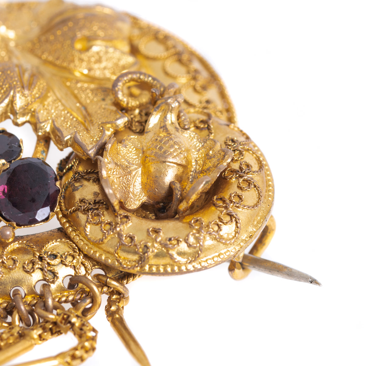 Early Victorian Gilt Metal & Amethyst Brooch/Pin - Articulated Detail & Droppers (A1206)