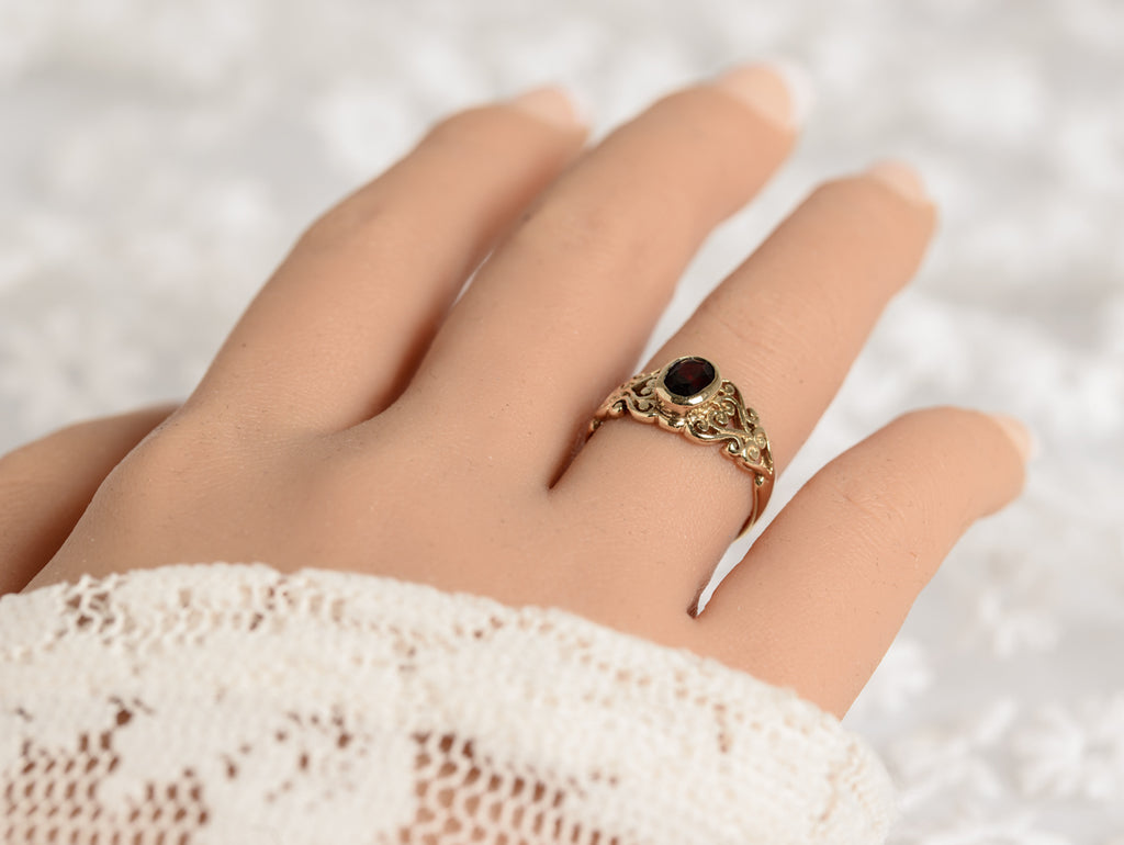 Vintage 9ct Gold Ring With Garnet Gemstone Heart Design Mount (A1355)