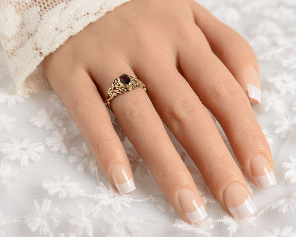 Vintage 9ct Gold Ring With Garnet Gemstone Heart Design Mount (A1355)