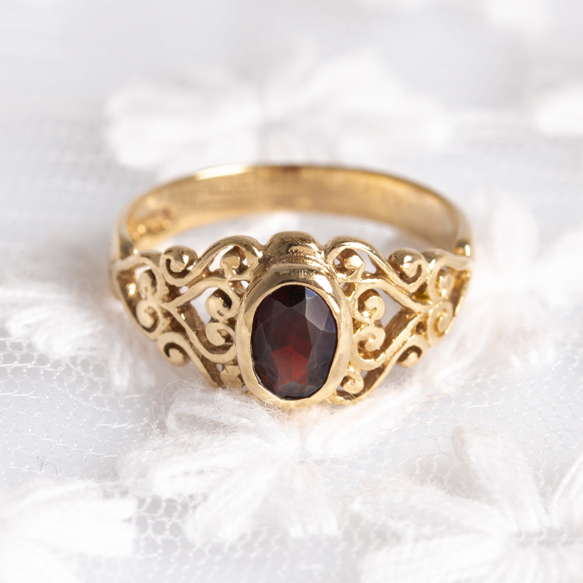 Vintage 9ct Gold Ring With Garnet Gemstone Heart Design Mount (A1355)