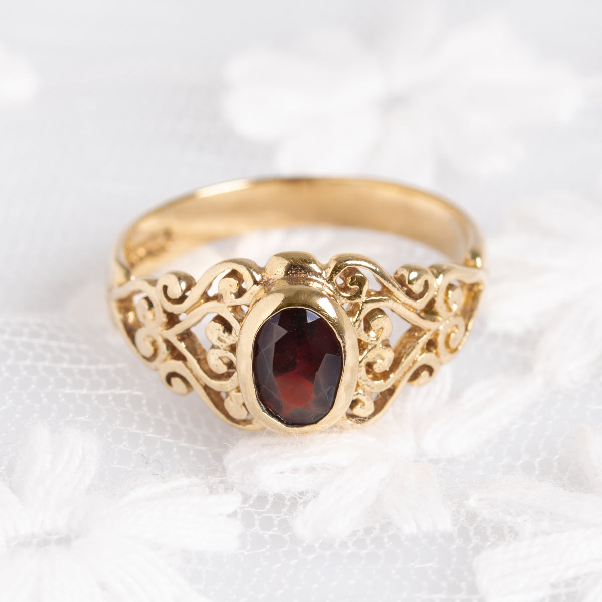 Vintage 9ct Gold Ring With Garnet Gemstone Heart Design Mount (A1355)