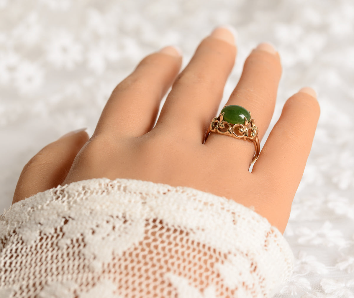 Vintage 9ct Gold Jade Gemstone Ring Green Oval Cabochon c1990 UK Size N (A1356)