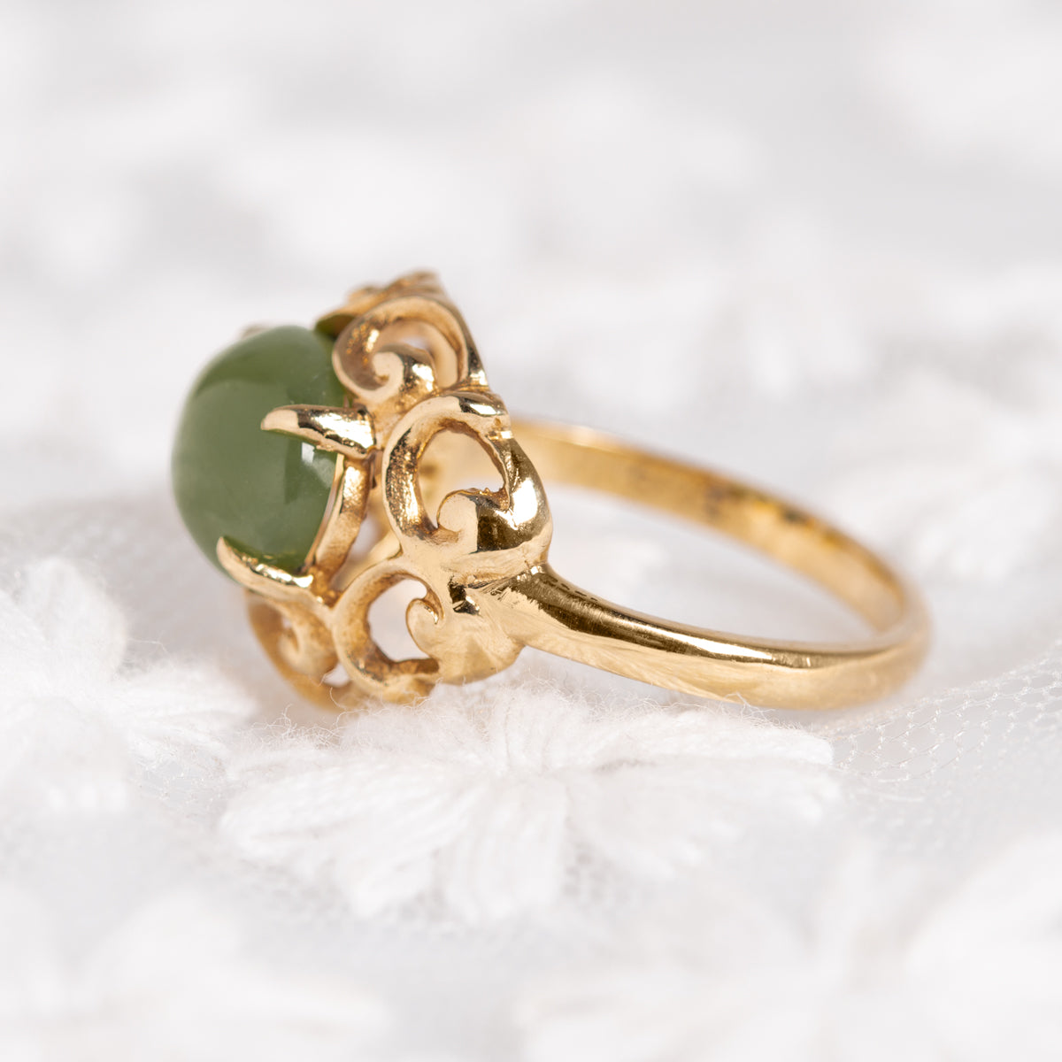 Vintage 9ct Gold Jade Gemstone Ring Green Oval Cabochon c1990 UK Size N (A1356)