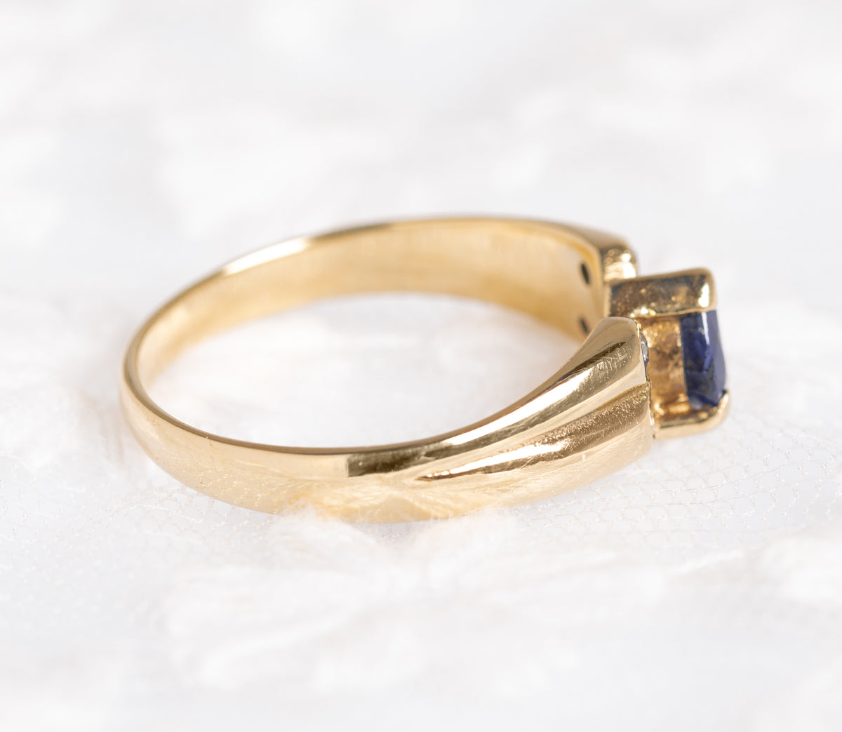 Natural Blue Sapphire Gemstone Ring In 9 Carat Gold With Four Diamonds Vintage  (A1383)