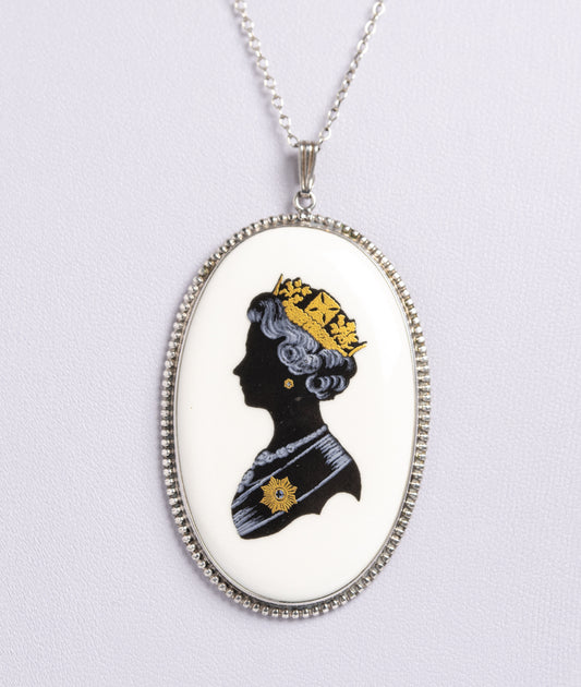 Vintage Coalport Porcelain Queen Elizabeth II Silver Jubilee Portrait Pendant Sterling Silver Chain (A1411)