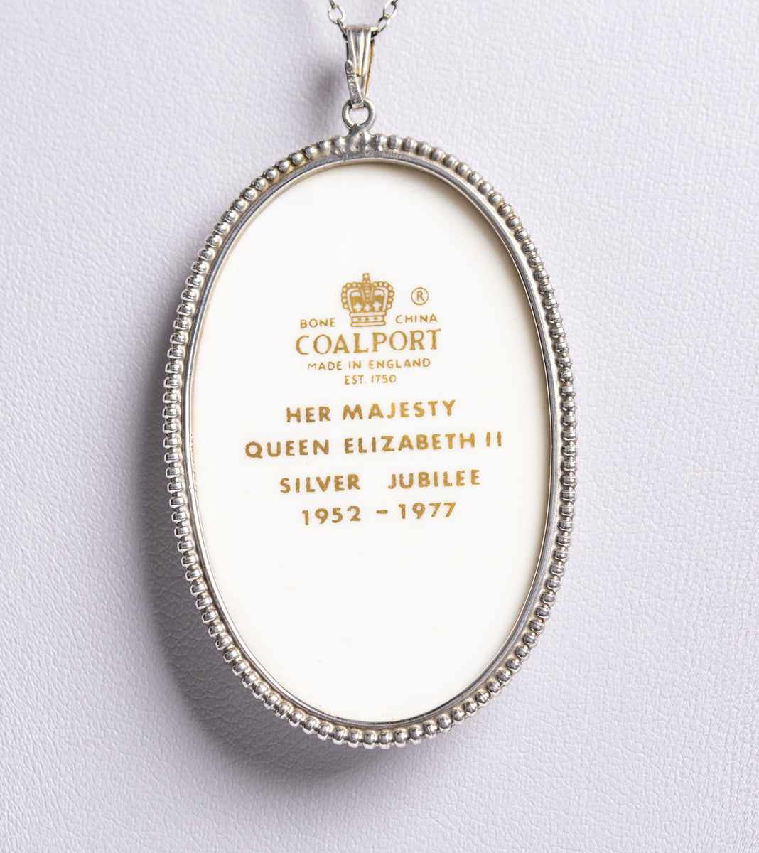 Vintage Coalport Porcelain Queen Elizabeth II Silver Jubilee Portrait Pendant Sterling Silver Chain (A1411)