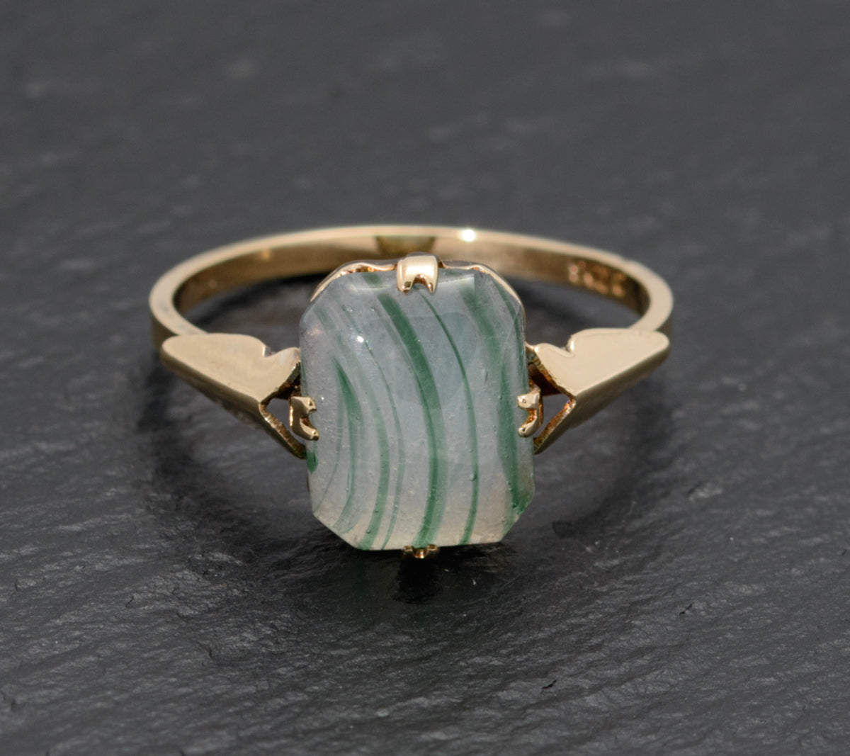 Art Deco Period 9ct Gold Ring With Paste Glass Banded Cabochon c.1930's  (A1486)