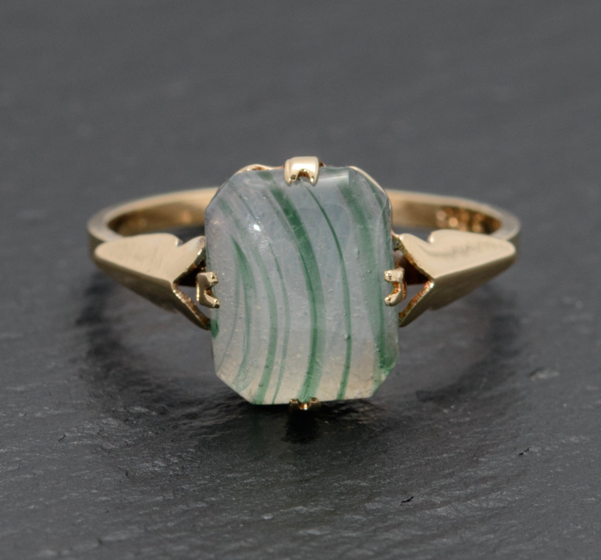 Art Deco Period 9ct Gold Ring With Paste Glass Banded Cabochon c.1930's  (A1486)