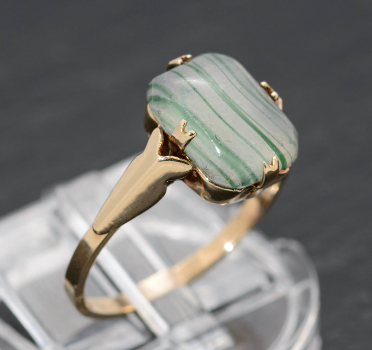 Art Deco Period 9ct Gold Ring With Paste Glass Banded Cabochon c.1930's  (A1486)
