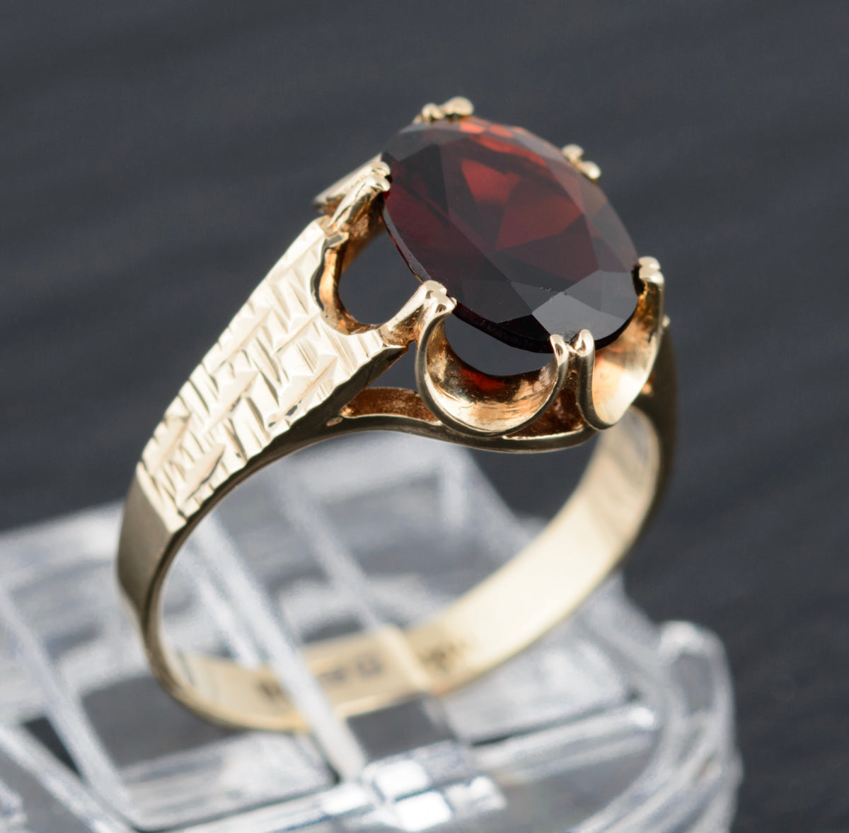 Vintage 9ct Gold Ring With Garnet Natural Gemstone 1970's Retro (A1503)