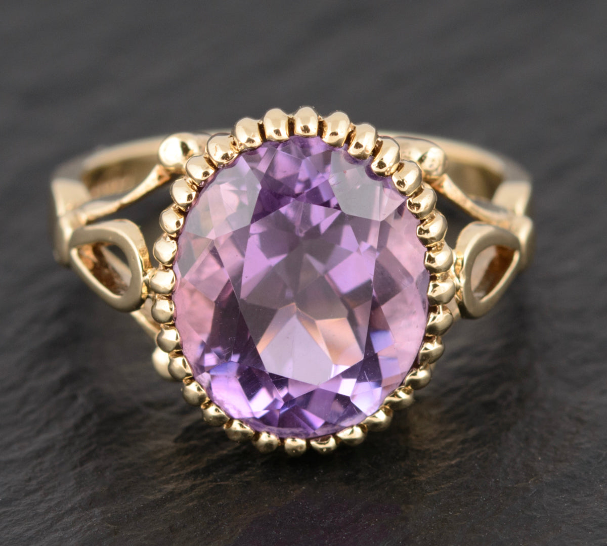 Vintage 9ct Gold Ring With Natural Amethyst Gemstone & Decorative Mount  (A1505)