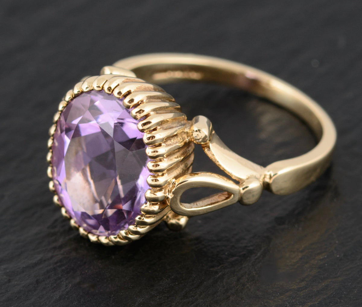 Vintage 9ct Gold Ring With Natural Amethyst Gemstone & Decorative Mount  (A1505)