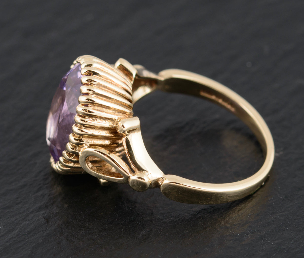 Vintage 9ct Gold Ring With Natural Amethyst Gemstone & Decorative Mount  (A1505)