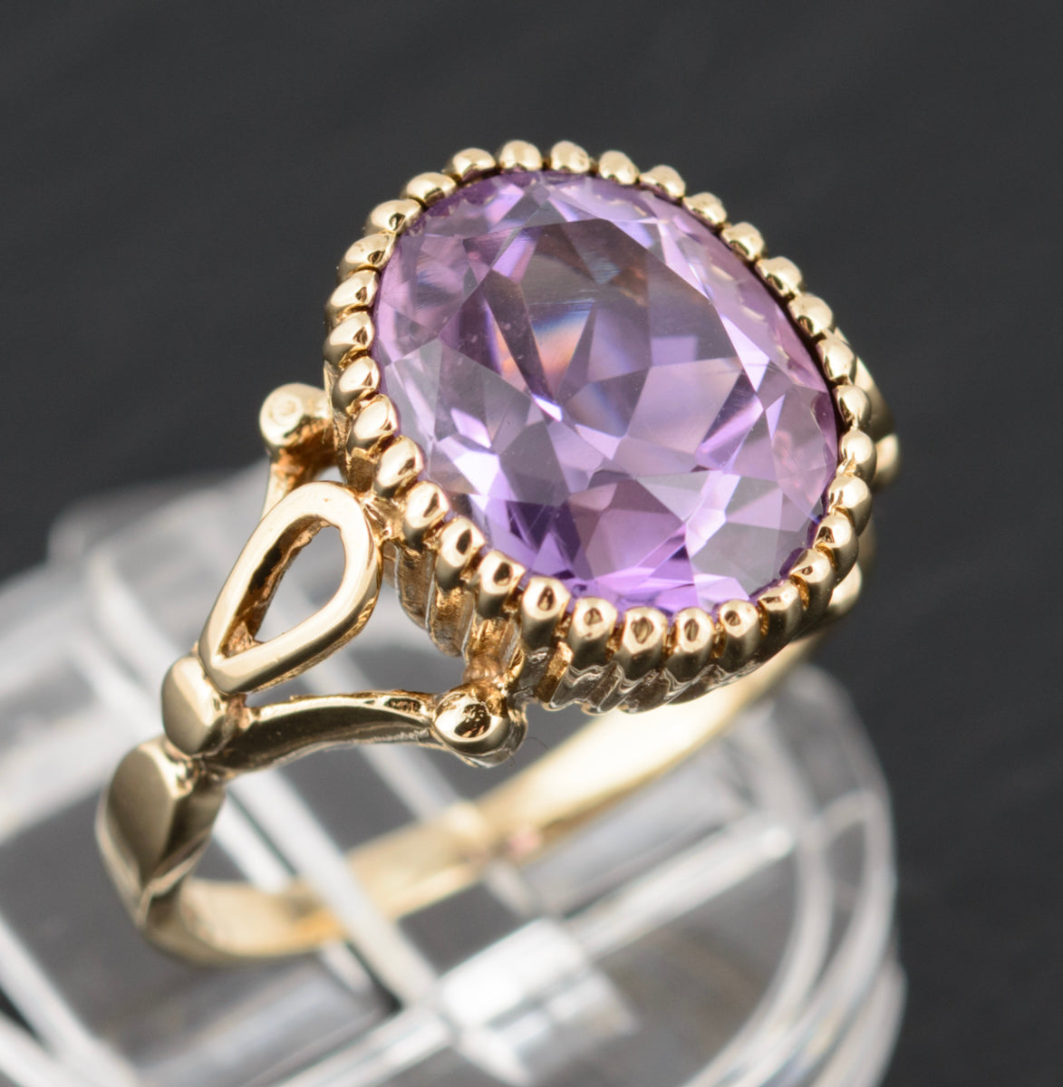 Vintage 9ct Gold Ring With Natural Amethyst Gemstone & Decorative Mount  (A1505)