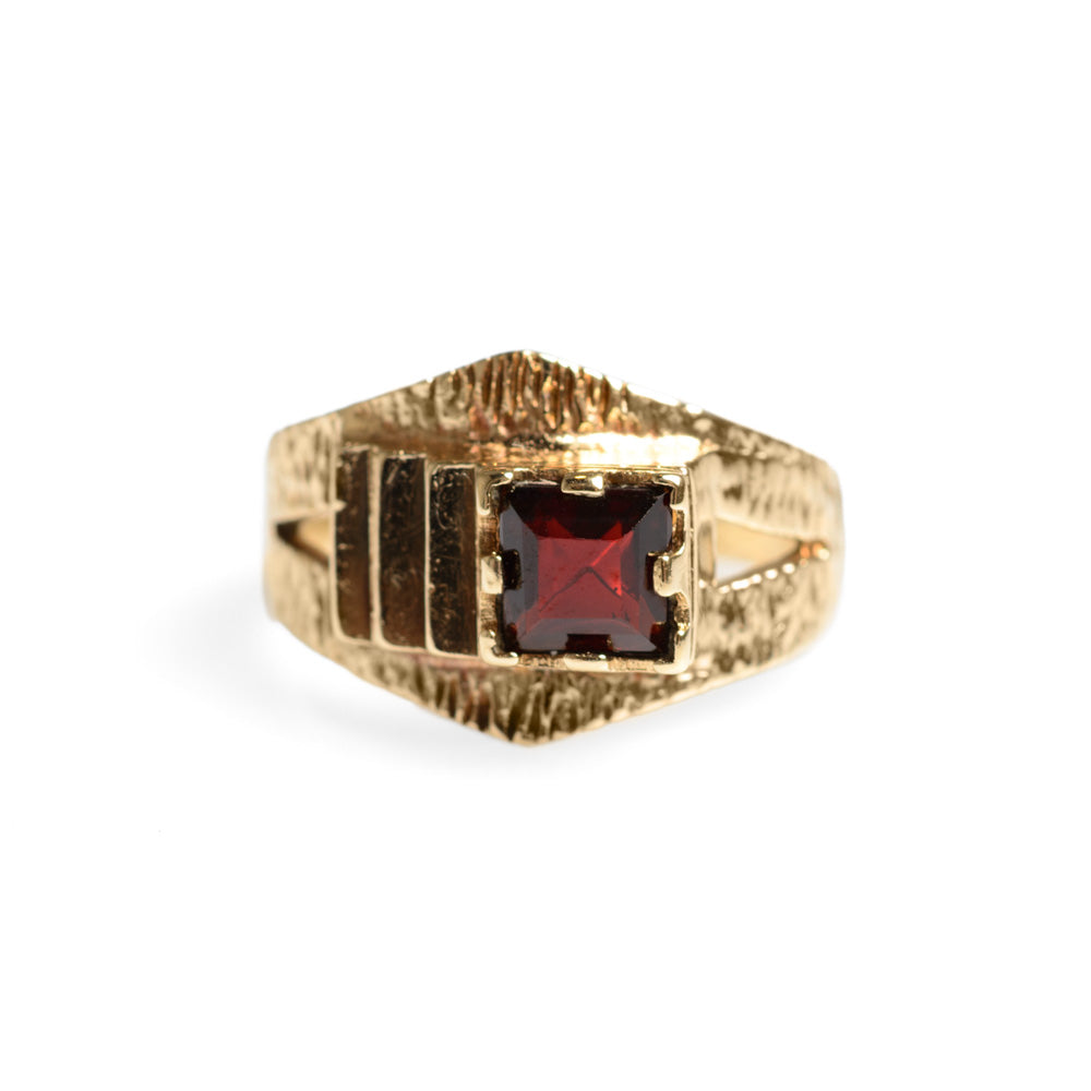 Vintage 9ct Gold & Garnet Ring Unusual Zigurat Form & Textured Band Size O1/2  (Code A584)