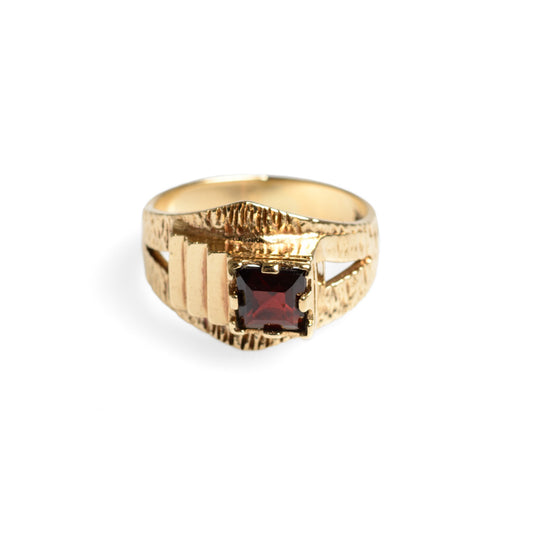 Vintage 9ct Gold & Garnet Ring Unusual Zigurat Form & Textured Band Size O1/2  (Code A584)
