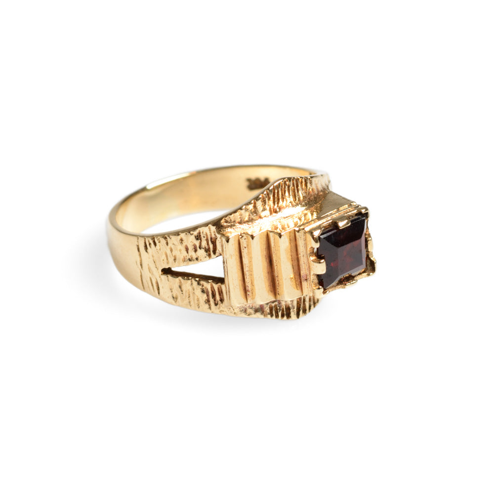 Vintage 9ct Gold & Garnet Ring Unusual Zigurat Form & Textured Band Size O1/2  (Code A584)
