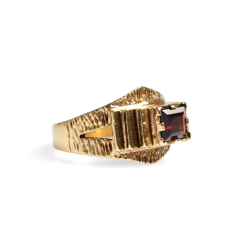 Vintage 9ct Gold & Garnet Ring Unusual Zigurat Form & Textured Band Size O1/2  (Code A584)