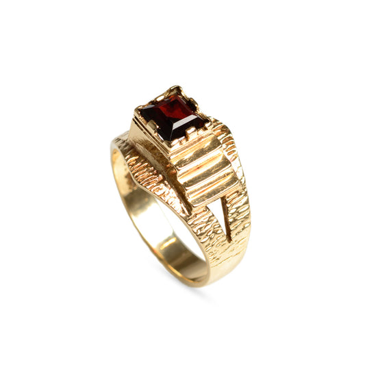 Vintage 9ct Gold & Garnet Ring Unusual Zigurat Form & Textured Band Size O1/2  (Code A584)