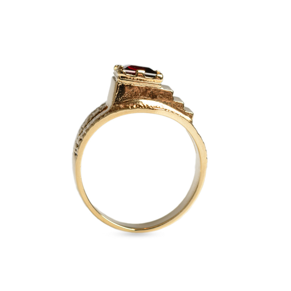 Vintage 9ct Gold & Garnet Ring Unusual Zigurat Form & Textured Band Size O1/2  (Code A584)