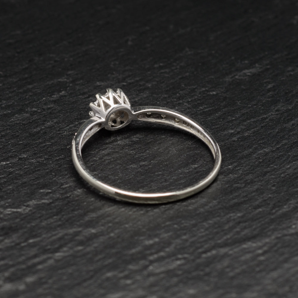 9ct White Gold & Diamond Ring Solitaire With Diamond Accents Sheffield Assay (Code A735)