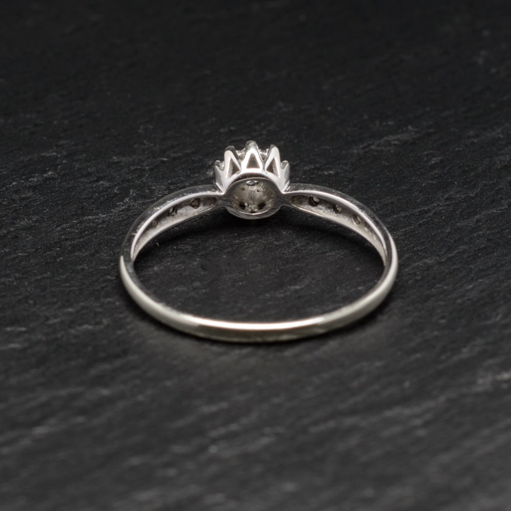 9ct White Gold & Diamond Ring Solitaire With Diamond Accents Sheffield Assay (Code A735)